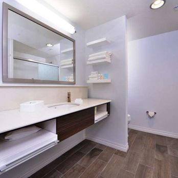 Hampton Inn Leavenworth - Guest room bath - Hotels Near Me - Leavenworth, Kansas Hampton Inn Leavenworth - Guest room bath - Hotels Near Me - Leavenworth, Kansas