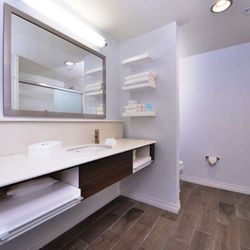 Hampton Inn Leavenworth - Guest room bath