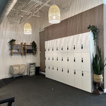 DMN8 - Lockers & towel station - Gyms Near Me - Santa Monica, California