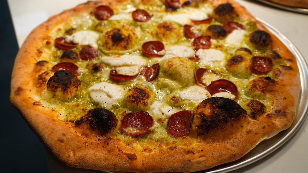 Central Pizza & Bar Logo
