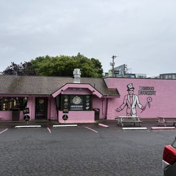 Voodoo Doughnut - Voodoo doughnut building - Donuts Near Me - Portland, Oregon