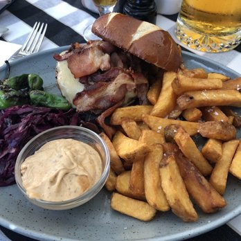 Mello Yello - Chili Burger - Bars Near Me - Malmö, Alberta