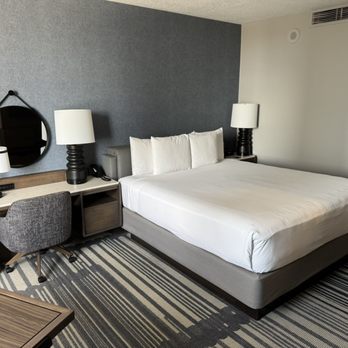 Hyatt Regency Houston Downtown - King bed and desk. - Hotels Near Me - Houston, Texas Hyatt Regency Houston Downtown - King bed and desk. - Hotels Near Me - Houston, Texas