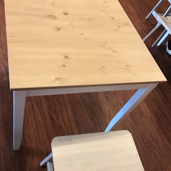 Tapioca Go - Wood tables and chairs - Bubble Tea Near Me - Chesapeake, Virginia