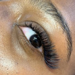 Jala Asma - Mega Volume lash extensions in "cat eye" style