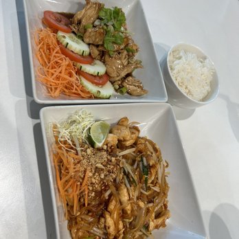 R Haan Thai - Garlic Chicken Chicken Pad Thai - Thai Near Me - Chicago, Illinois