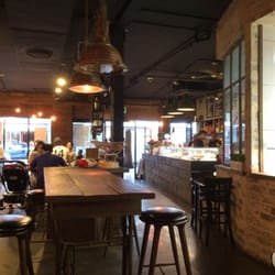 Casual vibe with k-pop tracks. Good place to meet-up. Coffee is not to my taste.