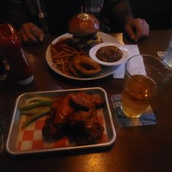 Tubby Hook Tavern - Buffalo wings and Tubby Hook burger