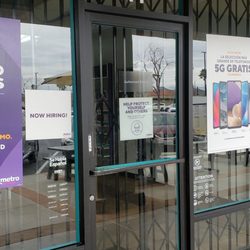 Metro by T-Mobile - Closed when should be open. Unreal