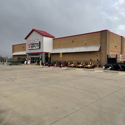 Tractor Supply - Front of building