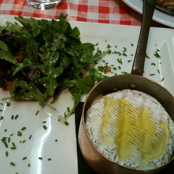 Chez Fernand - Baked camembert with honey. - French Near Me - Paris, 75 Chez Fernand - Baked camembert with honey. - French Near Me - Paris, 75
