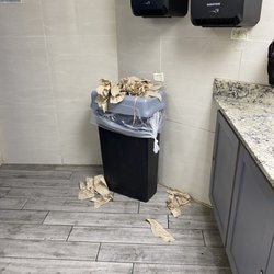 El Bucanero Embassy - Nasty ladies bathroom