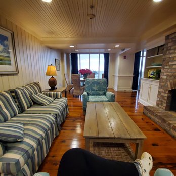 Hampton Inn & Suites Myrtle Beach/Oceanfront - One of the many sitting areas - Hotels Near Me - Myrtle Beach, South Carolina Hampton Inn & Suites Myrtle Beach/Oceanfront - One of the many sitting areas - Hotels Near Me - Myrtle Beach, South Carolina