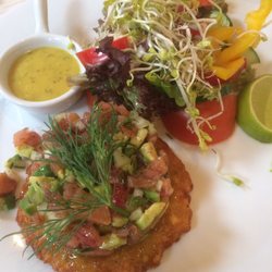 Restaurant Burgdorfer Golfclub - Vorspeise: Lachs-Tatar auf Rösti-Taler an Salat-Garnitur mit Senf-Dressing