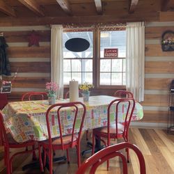 Custard Cabin - Auntie's home decor. Very cozy!