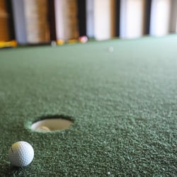 eGolf & Academy - Practice putting before you play.