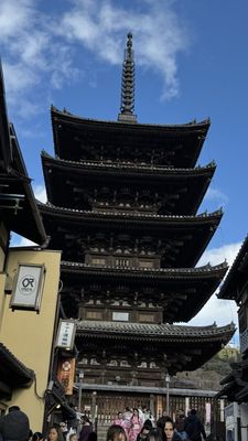 Hōkan-ji Temple (Yasaka Pagoda) by null
