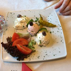 Akropolis - Kalter Vorspeisenteller - Zaziki, Taramas und Schafskäsecreme