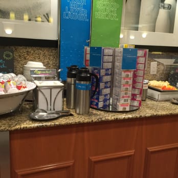 Hampton Inn & Suites Lathrop - Breakfast - Hotels Near Me - Lathrop, California