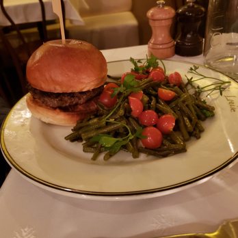Café Louise - This Burger was high quality in very flavorful. - Cafes Near Me - Paris, 75 Café Louise - This Burger was high quality in very flavorful. - Cafes Near Me - Paris, 75
