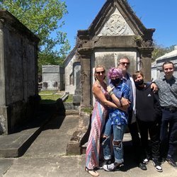 Henley's Private Tours - Cemetery