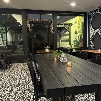 Locale Farm to Table Eatery - Main seating area - Sandwiches Near Me - Bakersfield, California