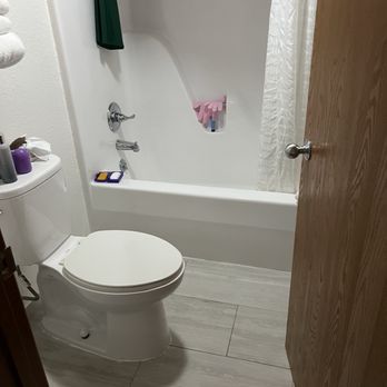 Seven Gables Inn - Bathroom - Hotels Near Me - Branson, Missouri