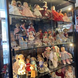 Somewhere In Time Antiques and Collectibles Mall - Madam Alexander dolls