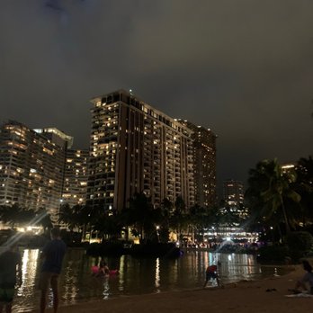 Waikiki Beach Walls - Beautiful spot - Beaches Near Me - Honolulu, Hawaii Waikiki Beach Walls - Beautiful spot - Beaches Near Me - Honolulu, Hawaii