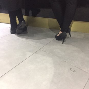 Mala Peluqueria - Esos tacos no son para trabajar, son para pasársela boludeando con las del mostrador, que no saben ni tomar  un turno... - Hair Salons Near Me - Buenos Aires, C