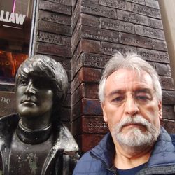 Vodafone - Mi cara junto a una estatua de John Lennon