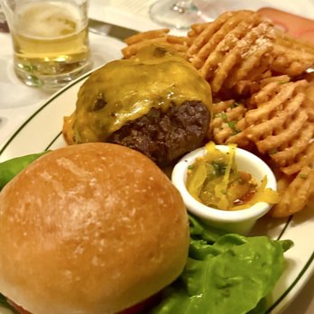 Wollensky Grill - Tonight I ordered the burger since a few days ago I had a Cajun steak  which was also divine! - New American Near Me - New York, New York