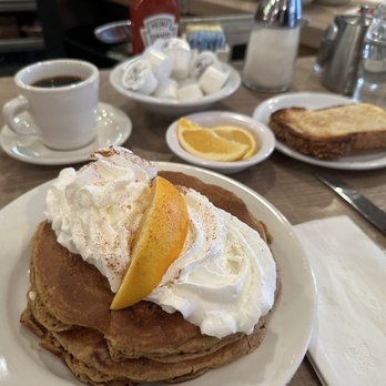 Lou Mitchell's - Breakfast & Brunch Near Me - Chicago, Illinois