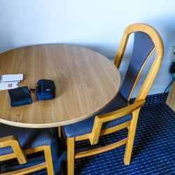 Econo Lodge - Table in room