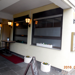 Restaurant Mediterran - Zum Eingang in der Durchfahrt