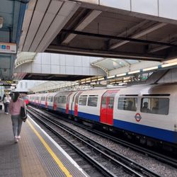 Hammersmith London Underground Station - Platform