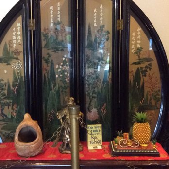 Hunans Chinese Restaurant - a table with a mirror and a pineapple - Chinese Near Me - Lufkin, Texas