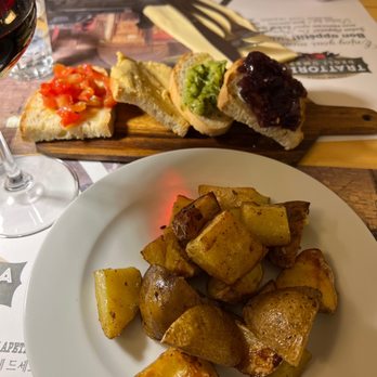 Trattoria degli Umbri - Vegetarian bruschetta & roasted potatoes - Trattorie Near Me - Assisi, PG Trattoria degli Umbri - Vegetarian bruschetta & roasted potatoes - Trattorie Near Me - Assisi, PG