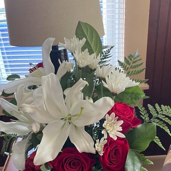 Roddy's Flowers - Teleflora's Rose Revelry Bouquet - Standard - Florists Near Me - Johnson City, Tennessee