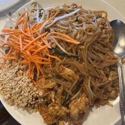 Pad Thai with chicken, big portion