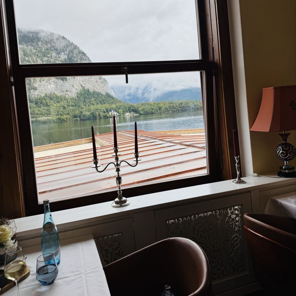 Seehotel Grüner Baum - Looking out to the lake from the restaurant - Hotels Near Me - Hallstatt, 4 Seehotel Grüner Baum - Looking out to the lake from the restaurant - Hotels Near Me - Hallstatt, 4
