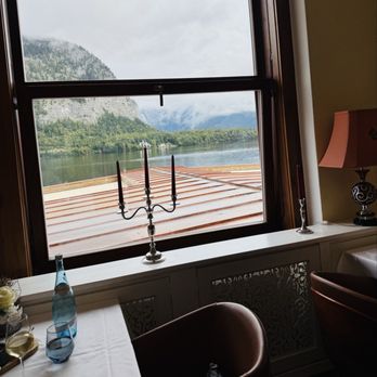Seehotel Grüner Baum - Looking out to the lake from the restaurant - Hotels Near Me - Hallstatt, 4