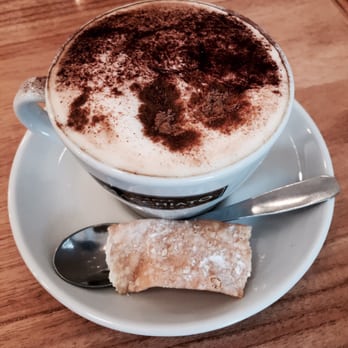 Roncole - Capuccino del desayuno que incluye dos medialunas ricas pero no tan increibles como el brownie casero! no aceptan tarjetas de credito. - Bakeries Near Me - Buenos Aires, C