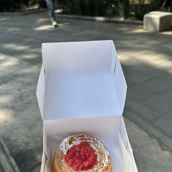 ODETTE CONDESA - Raspberry roll - Bakeries Near Me - México, D.F., DIF