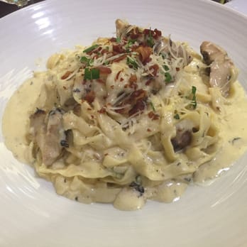 Lone Wolf Restaurant & Lounge - Chicken Alfredo fettuccine, classic dish but so good! - New American Near Me - Jackson, California