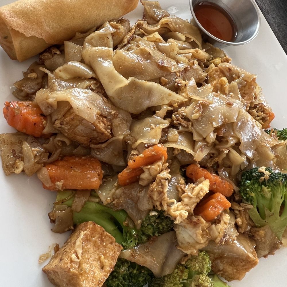 Satu Thai Bistro - Tofu Pad See Ew Lunch Special - Thai Near Me - Azusa, California Satu Thai Bistro - Tofu Pad See Ew Lunch Special - Thai Near Me - Azusa, California