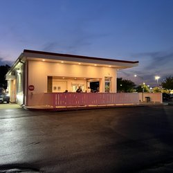Comet Frozen Custard - Building