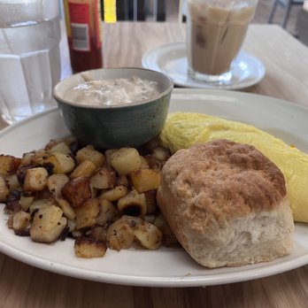 Rosie’s Place - Omelette and biscuit and gravy - Breakfast & Brunch Near Me - Carmel, Indiana