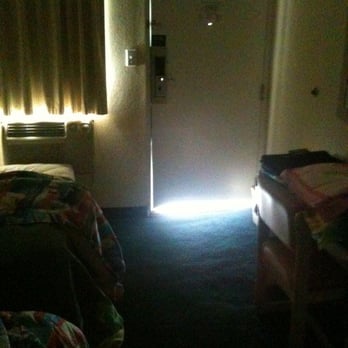 Motel 6 Schiller Park, IL - SA - 3/4 crack under door - Hotels Near Me - Schiller Park, Illinois