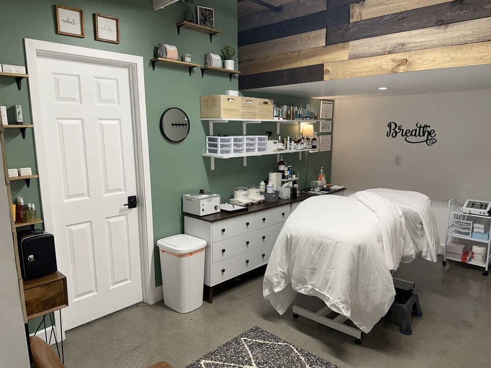 OC SKIN AND WAX Logo